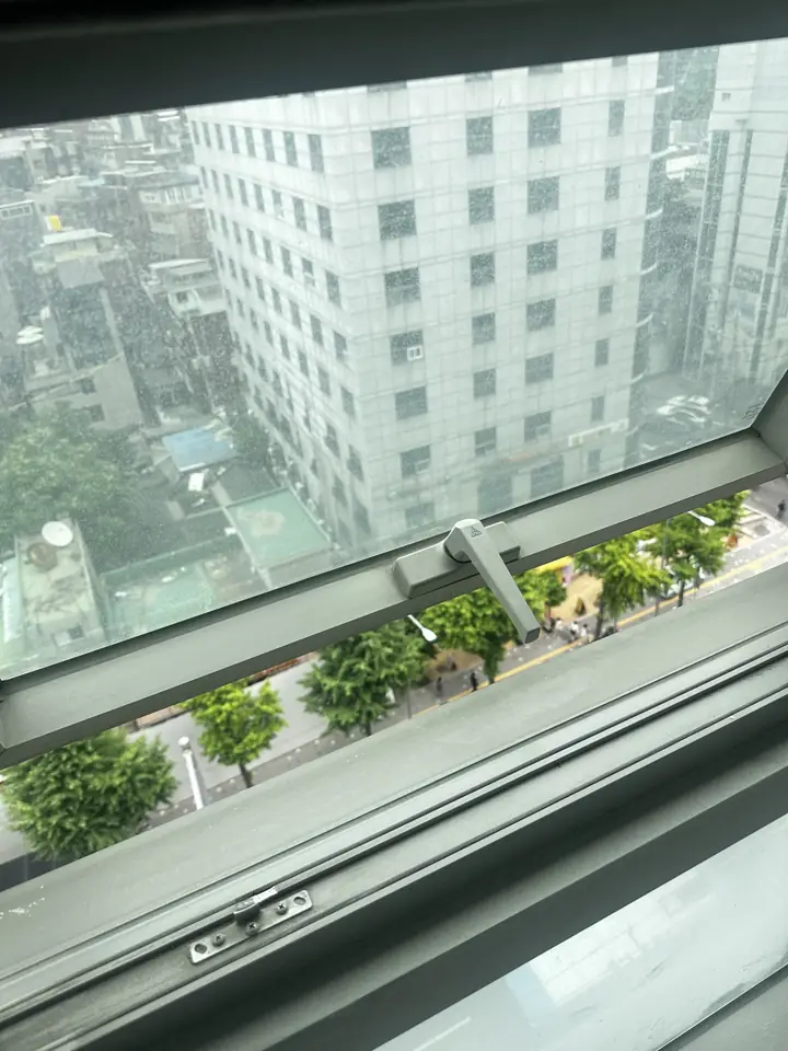 안움직이는 프로젝트 창문 수리 이전