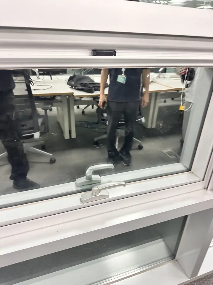 틀어진 프로젝트 창문 수리 이후