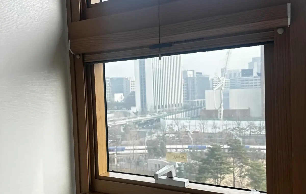 기울어진 창문 수리 대상 프로젝트 창문 실내 모습